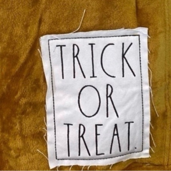 NWT Rae Dunn 50x60 Halloween Patch Plush Throw/Blanket TRICK OR TREAT Rust color - Picture 2 of 3